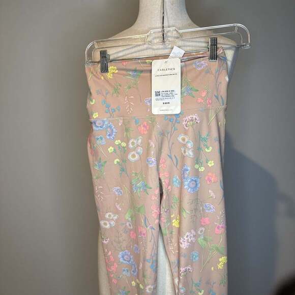 NWT Fabletics  High-Waisted 7/8 Leggings in Peach Abstract Floral size M - Picture 1 of 3